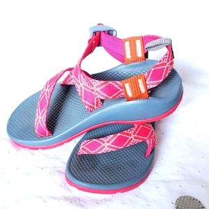 CHACO PINK STRAPPY SANDALS SIZE 2